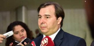 Maia recua sobre ampliação de cargos comissionados