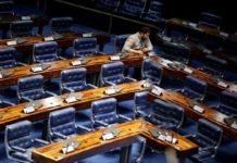 Congresso tenta retomar normalidade