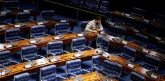 Congresso tenta retomar normalidade