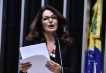 Governador é denunciado por demitir aliados políticos de adversários