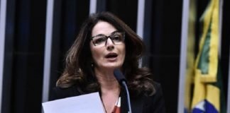 Governador é denunciado por demitir aliados políticos de adversários