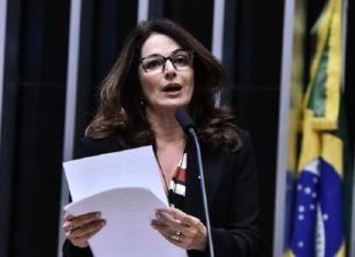 Governador é denunciado por demitir aliados políticos de adversários