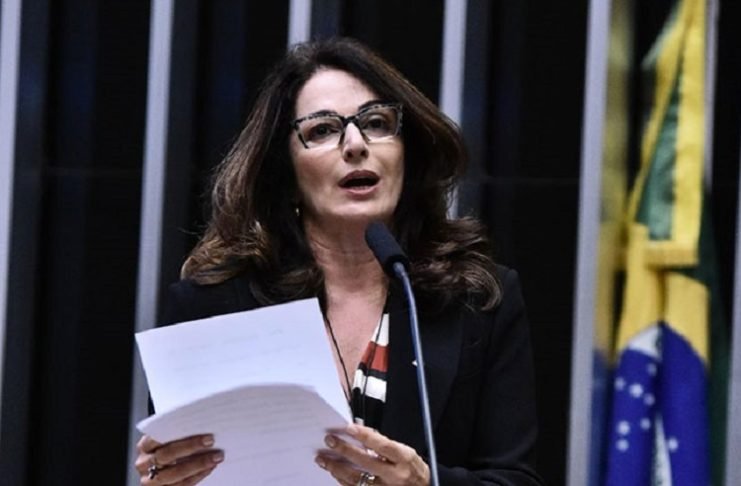 Governador é denunciado por demitir aliados políticos de adversários