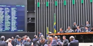 Bolsonaro cederá novos cargos ao Centrão a troco de apoio no Congresso