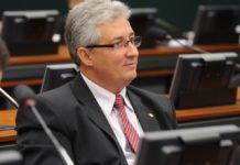 Deputado acusa governador de manter PMs grevistas como presos políticos