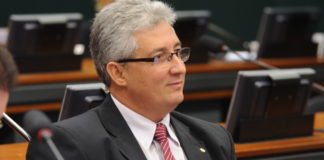 Deputado acusa governador de manter PMs grevistas como presos políticos