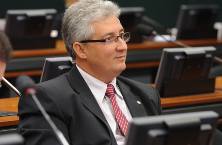 Deputado acusa governador de manter PMs grevistas como presos políticos