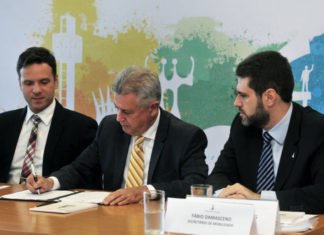 Governador regulamenta Uber em Brasília