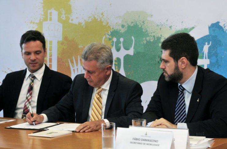 Governador regulamenta Uber em Brasília