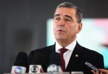 Secretário de Casagrande passa mal durante jogo do Brasil e fica internado no Rio