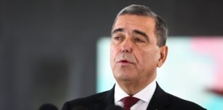 Secretário de Casagrande passa mal durante jogo do Brasil e fica internado no Rio