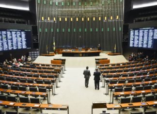 Reforma política acaba com figura do vice-governador e prefeito