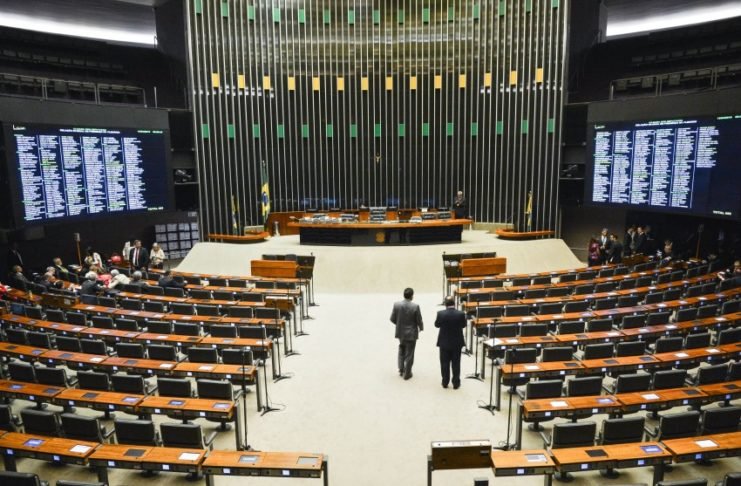 Reforma política acaba com figura do vice-governador e prefeito