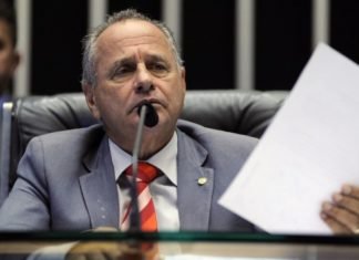 Deputado propõe renúncia coletiva de deputados e senadores e nova eleição