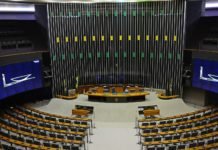 Decisão de Lira de suspender sessões prejudica reeleição de deputados