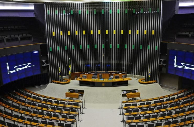 Decisão de Lira de suspender sessões prejudica reeleição de deputados