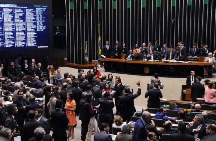 Temer vence mas perde apoio no Congresso