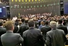 Seis dos 10 deputados capixabas ajudam Câmara a enterrar o ‘distritão’