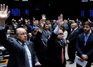 Capixabas aderem 100% ao fim das coligações e a cláusula de barreira