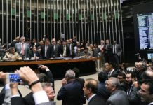 Ação isolada de ex-deputado por cargos do governo joga bancada contra Bolsonaro