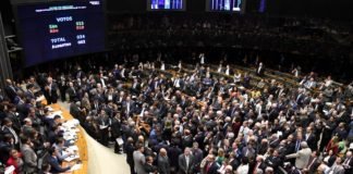 Candidatos a presidente estimulam troca troca partidário