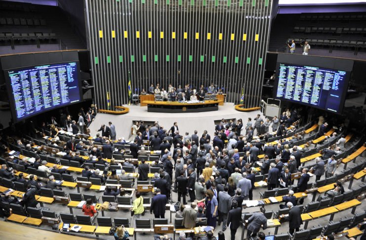 Câmara e Senado voltam a funcionar presencialmente após 8 meses