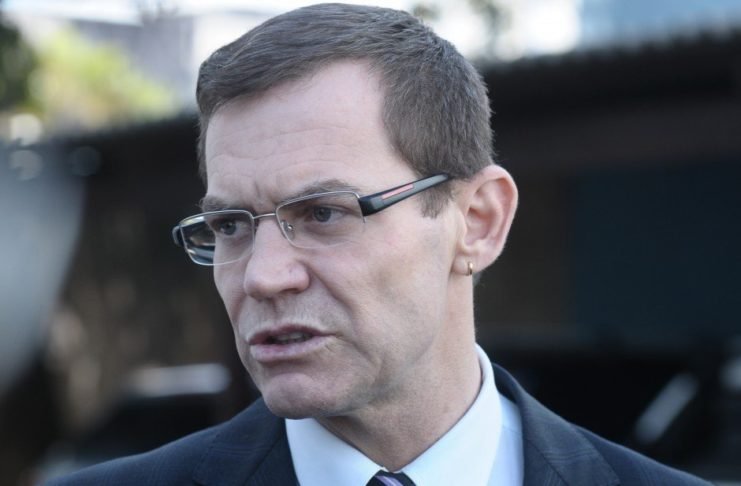 Senador diz ser contra mais armas, mas vota a favor da liberação em imóvel rural