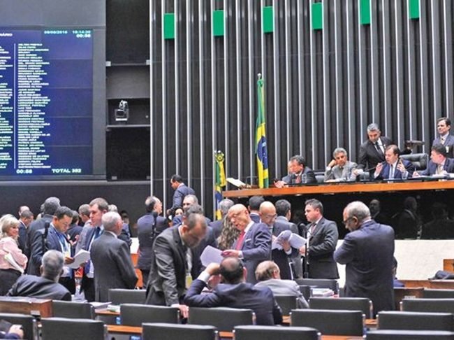 No primeiro mês de mandato, só 5 dos 10 deputados do ES apresentam 22 propostas