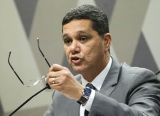 Ministro do STF livra senador da Lava Jato