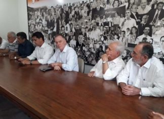 Governador desiste de desistir e volta a ser candidato