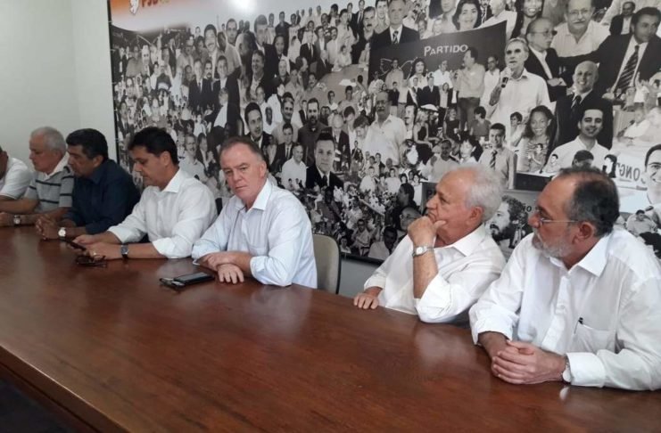 Governador desiste de desistir e volta a ser candidato