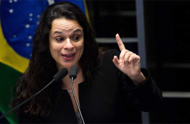Janaína pede a Bolsonaro que assuma campanha