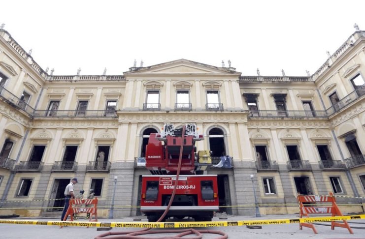 Bancos condicionam ajuda a museu a demissão de reitor