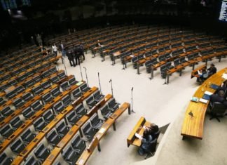 Pelo menos 250 deputados federais – dos atuais 513 – devem se reeleger