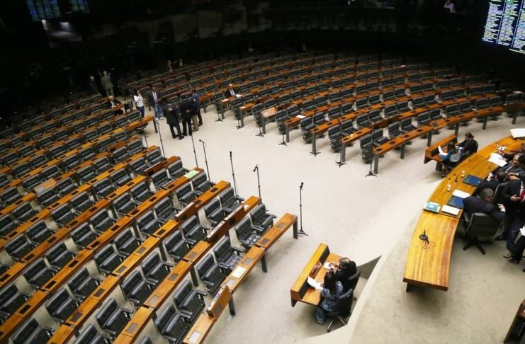 Pelo menos 250 deputados federais – dos atuais 513 – devem se reeleger