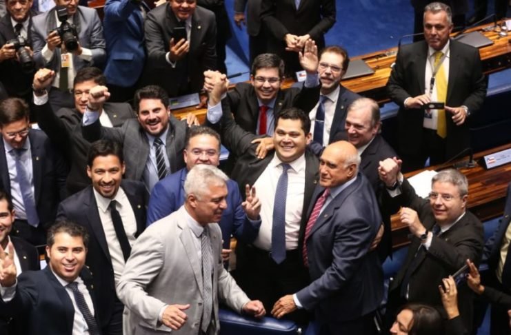 DEM se fortalece no comando do Congresso com apoio de Bolsonaro