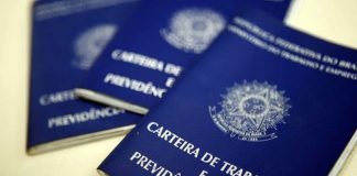 De cada 10 brasileiros, apenas três têm emprego com carteira assinada