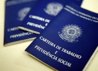 De cada 10 brasileiros, apenas três têm emprego com carteira assinada