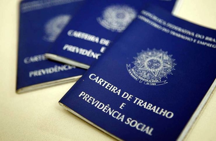 De cada 10 brasileiros, apenas três têm emprego com carteira assinada