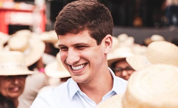Deputado mais votado do PE, filho de Eduardo Campos, diz que jeito de fazer política mudou.