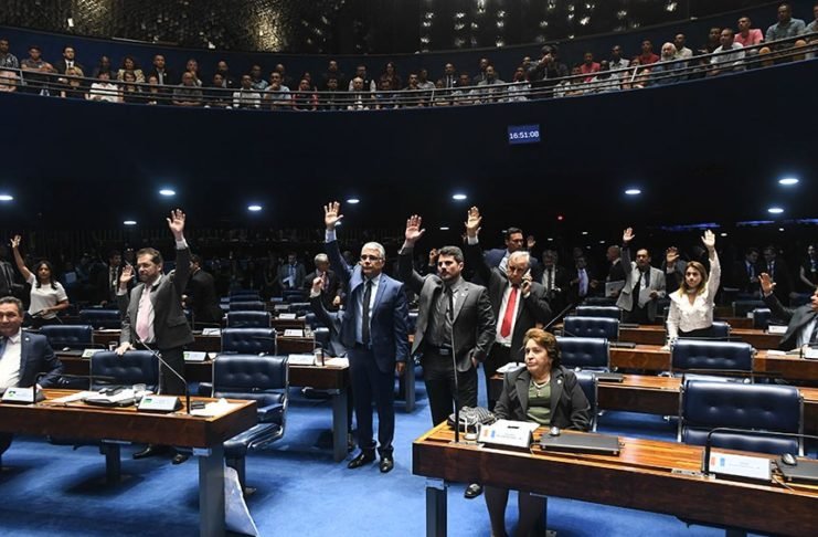 Fura-fila: Projeto garante vacina para deputados e senadores contra a Covid-19