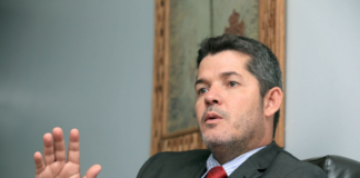 Líder diz que governo Bolsonaro é infalível e defende cortes na educação