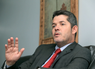 Líder diz que governo Bolsonaro é infalível e defende cortes na educação