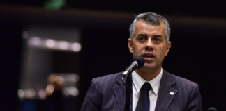 Deputado nega que pacote seja do veneno ‘É do progresso”