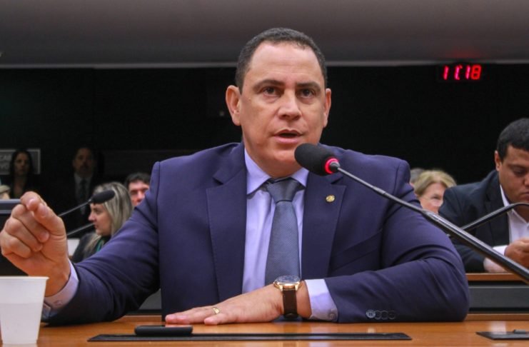 Deputados defendem demissão de servidores públicos improdutivos