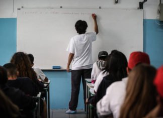 Deputados defendem a volta da Educação Moral e Cívica