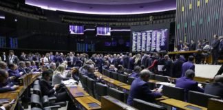 Presidente dispensa presença de deputados para evitar mais tumulto na Câmara