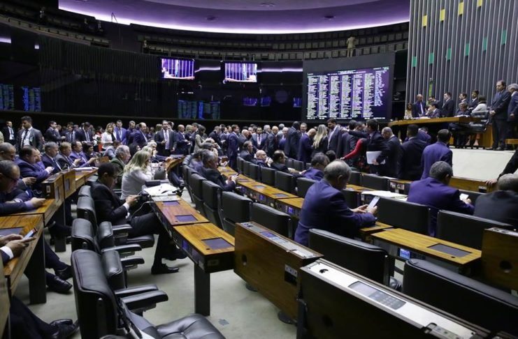 Presidente dispensa presença de deputados para evitar mais tumulto na Câmara