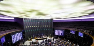 De volta à Câmara, projeto que libera armas divide deputados