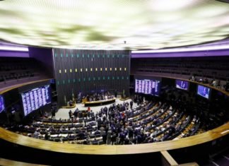 De volta à Câmara, projeto que libera armas divide deputados